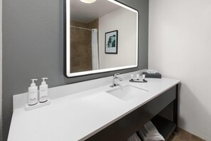 Artículos de higiene personal de diseño, secador de pelo y toallas