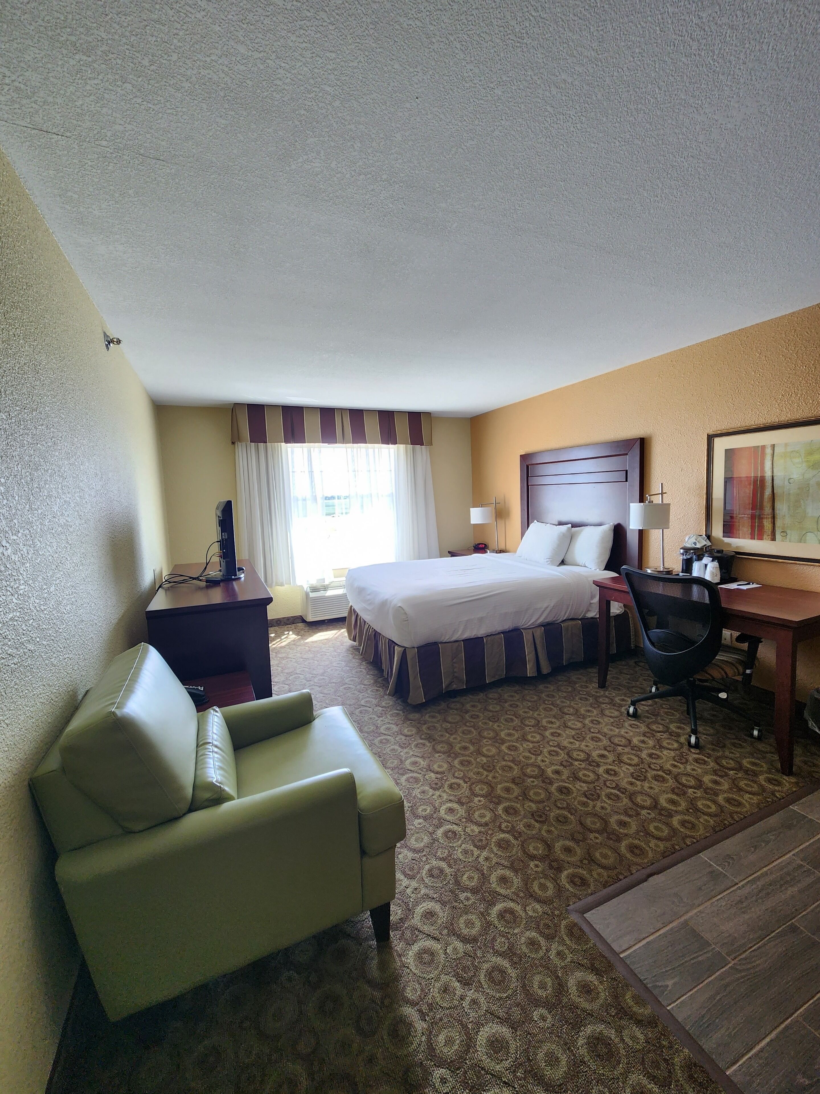 premium bedding, down duvets, pillow-top beds, desk