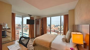 Kamar Deluks, 1 Tempat Tidur Queen, Bebas Asap Rokok (Upper Floor) | Seprai premium, selimut bulu angsa, brankas, dan meja kerja