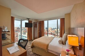 Quarto luxo, 1 cama Queen, para não fumantes (Upper Floor) | Roupas de cama premium, edredons de pluma, cofres nos quartos