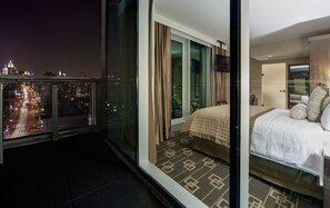Premium bedding, down comforters, in-room safe, desk - Wyndham Garden Chinatown (New York)