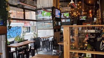 Melayani sarapan, makan siang, dan makan malam