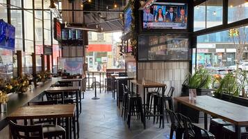 Melayani sarapan, makan siang, dan makan malam