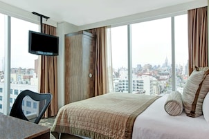 Luxe beddengoed, donzen dekbedden, een kluis op de kamer, een bureau