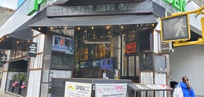 Déjeuner, dîner et souper servis sur place