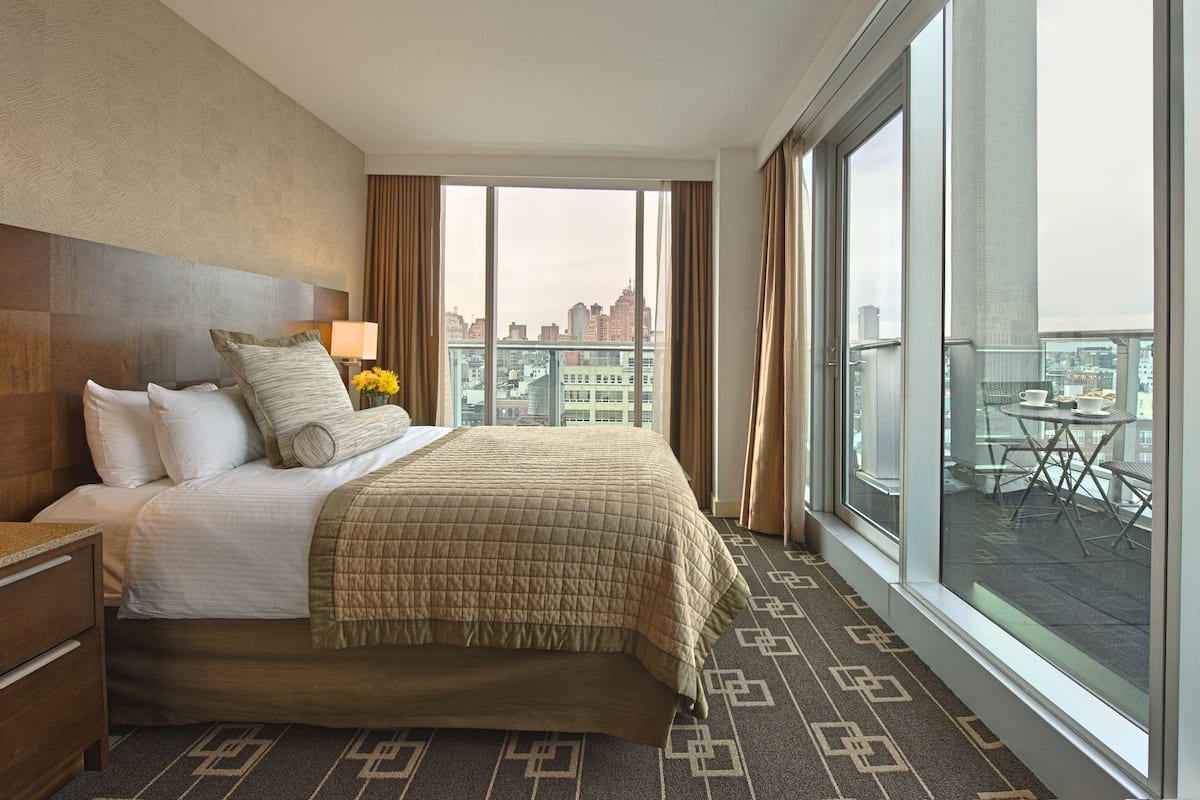 Executive Room, 1 Queen Bed, Non Smoking (15th Floor) | Premium bedding, down duvets, in-room safe, desk