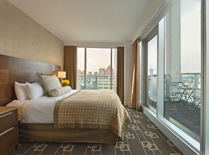 Hochwertige Bettwaren, Daunenbettdecken, Zimmersafe, Schreibtisch