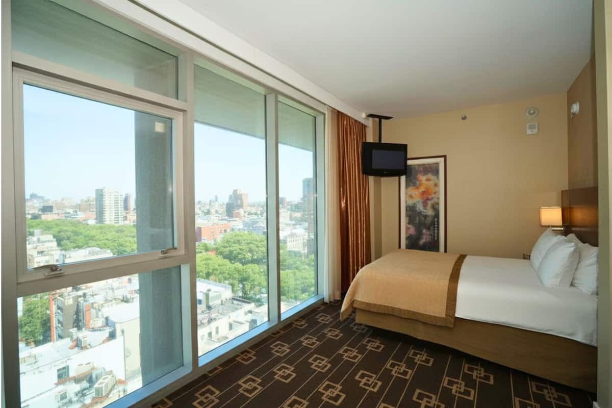 Executive Room, 1 Queen Bed, Non Smoking (16th Floor) | Premium bedding, down duvets, in-room safe, desk