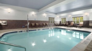 Kolam renang indoor