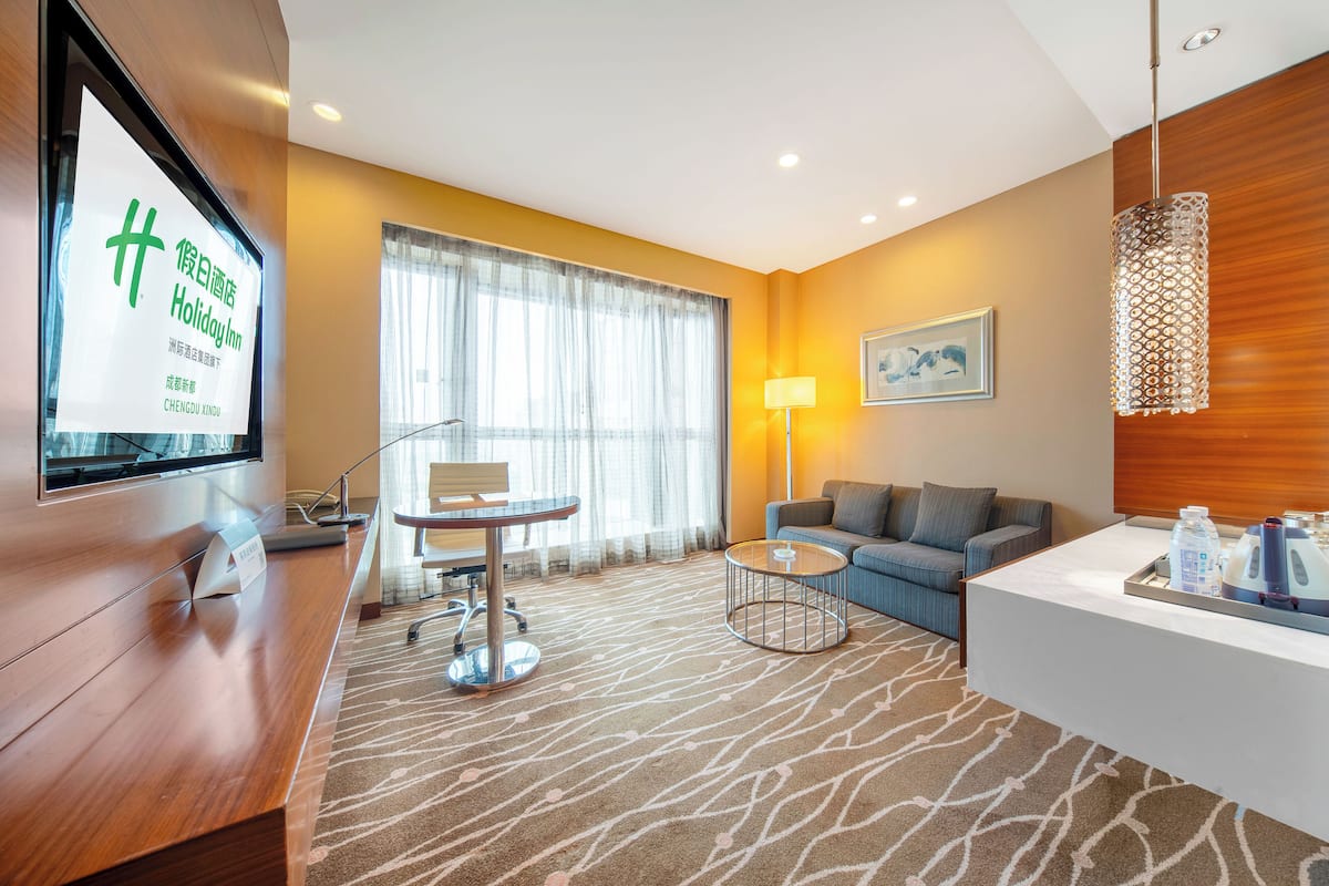 Suite, 1 habitación, fumadores | 1 dormitorio, minibar, caja fuerte y escritorio