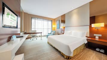 Standard Room, 1 King Bed, Smoking | Minibar, in-room safe, desk, laptop workspace
