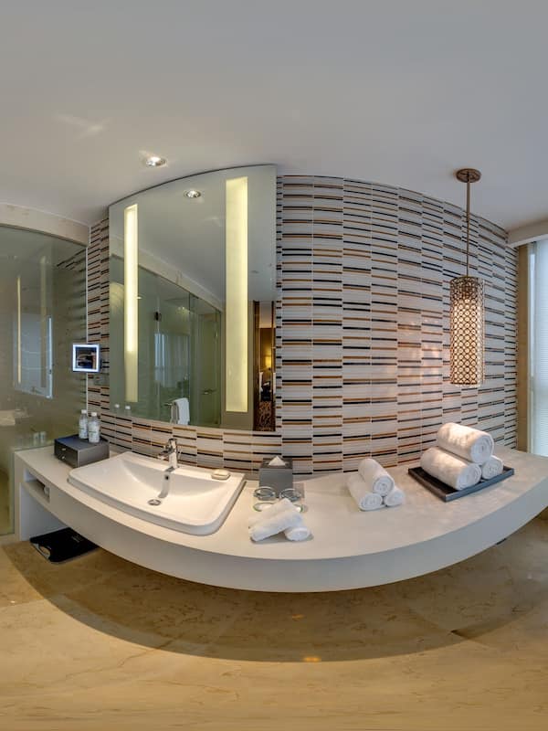 Habitación estándar, fumadores, bañera de hidromasaje | Baño | Ducha y bañera combinadas y artículos de higiene personal gratuitos
