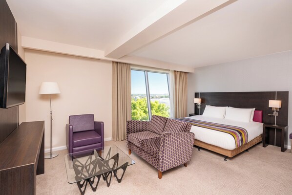 Svit - 1 kingsize-säng (Airport View) | Värdeförvaringsskåp på rummet, skrivbord och ljudisolering