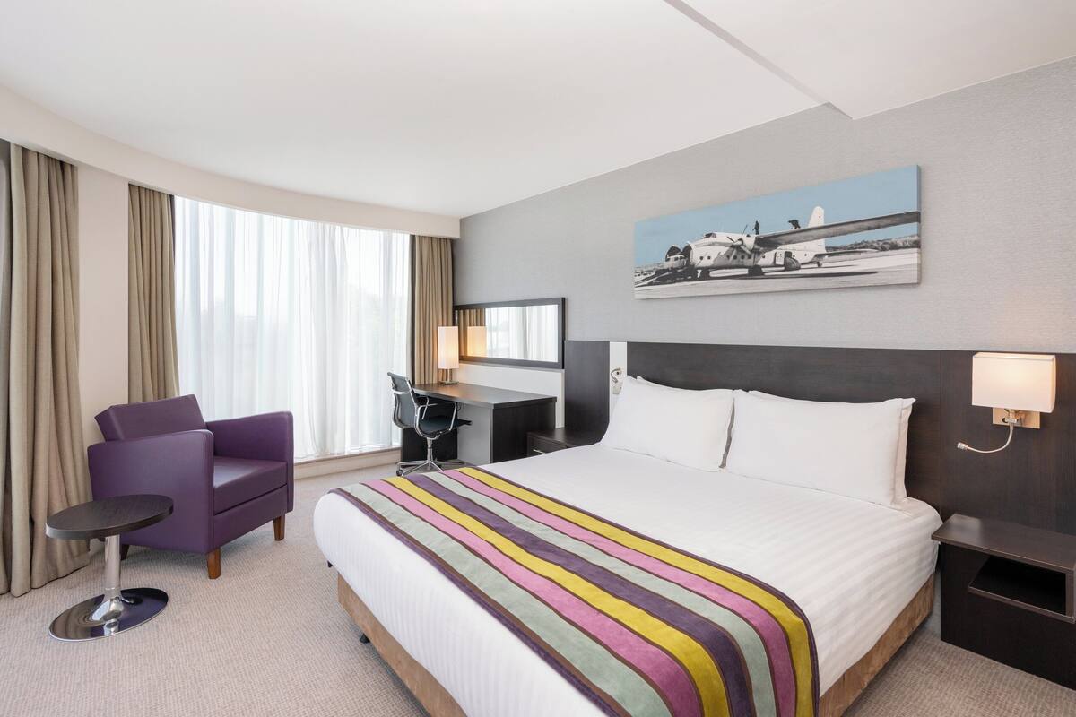 Kamar Premium, 1 Tempat Tidur King, pemandangan kota | Brankas, meja kerja, kedap suara, dan setrika/meja setrika