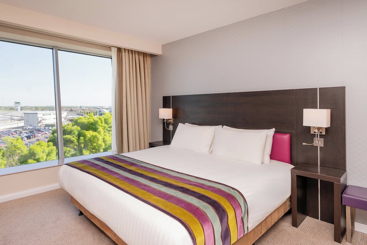 Suite, 1 King-Bett (Airport View) | 1 Schlafzimmer, Zimmersafe, Schreibtisch, schallisolierte Zimmer
