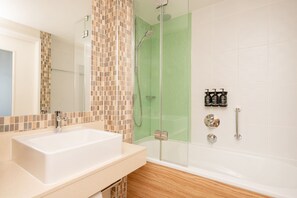 Articles de toilette (gratuits), séchoir à cheveux, serviettes fournies