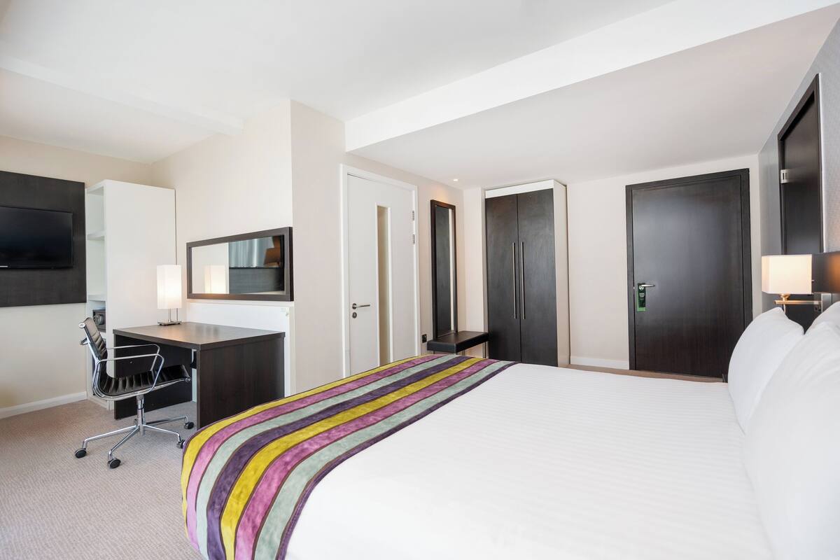 Kamar Premium, 1 Tempat Tidur King, akses difabel | Brankas, meja kerja, kedap suara, dan setrika/meja setrika