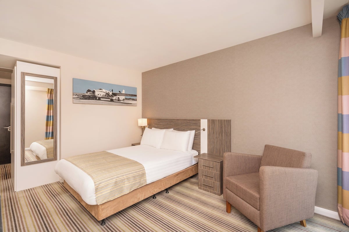 1 Schlafzimmer, Zimmersafe, Schreibtisch, schallisolierte Zimmer