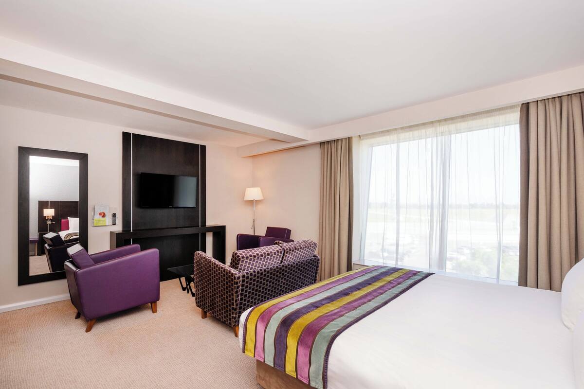 Suite, 1 Tempat Tidur King (Airport View) | Brankas, meja kerja, kedap suara, dan setrika/meja setrika