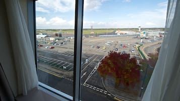 Standard Room, 2 Katil Bujang (Single) (Airport View) | 1 bilik tidur, peti besi dalam bilik, meja, kalis bunyi