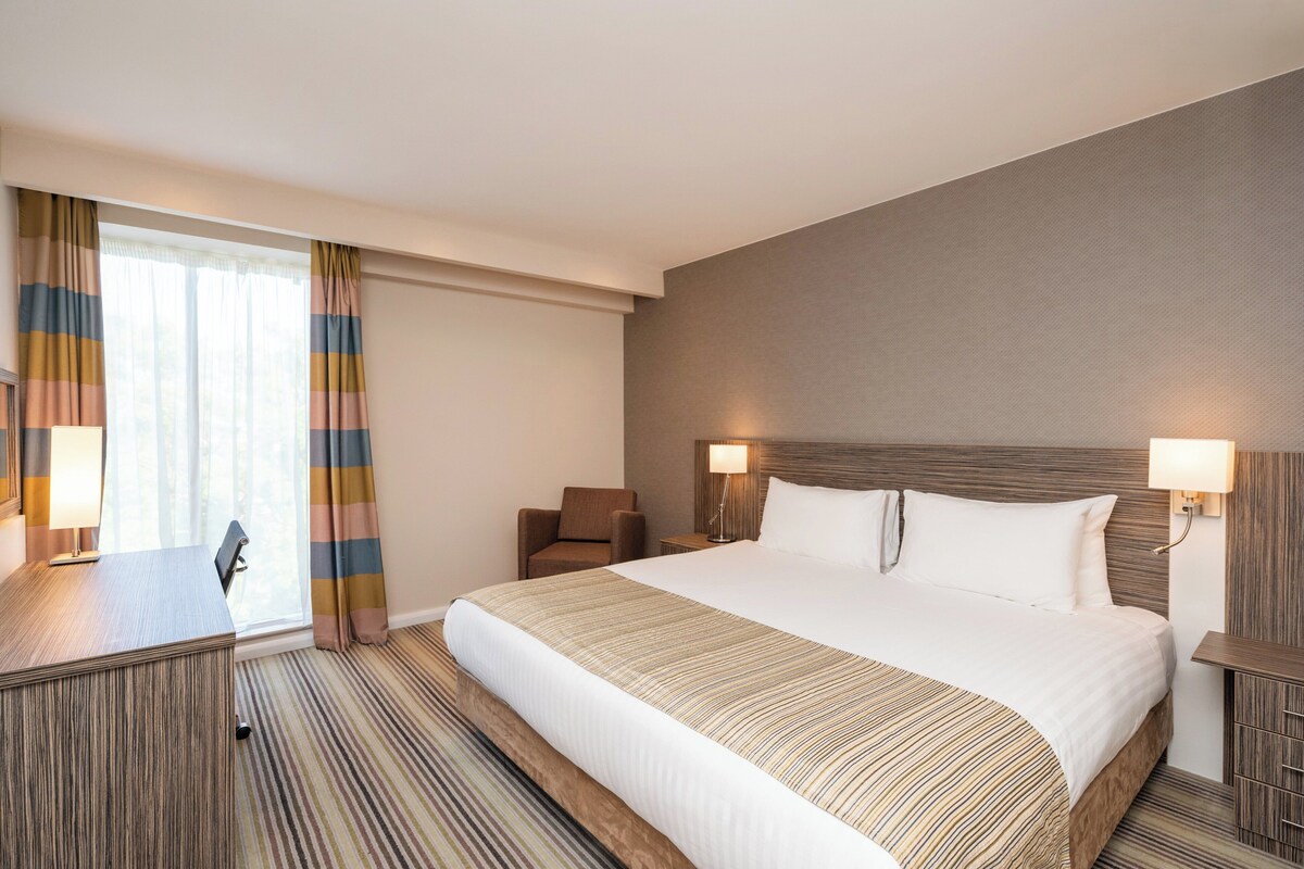 Standard Room, 1 King Bed (Airport View) | In-room safe, desk, soundproofing, iron/ironing board