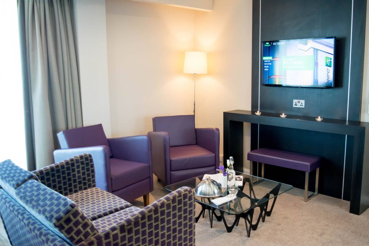 Suite, 1 King Bed (Airport View)