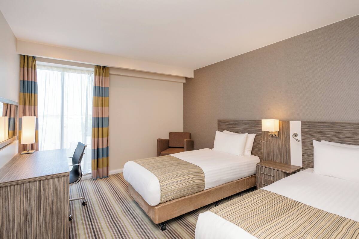 Kamar Standar, 2 Tempat Tidur Twin (Airport View) | Brankas, meja kerja, kedap suara, dan setrika/meja setrika