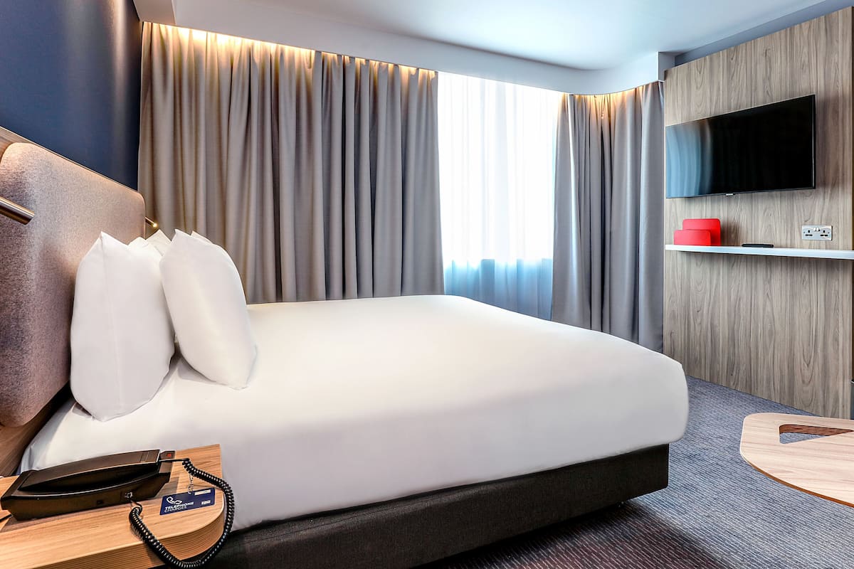 Skrivbord, arbetsyta för laptop och mörkläggningsgardiner