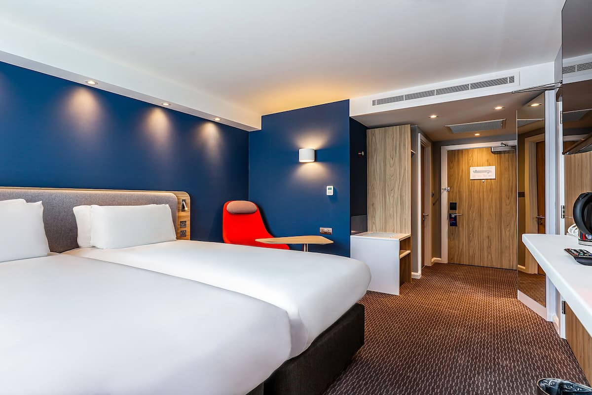 Standard Room, 2 Twin Beds (with Free Hot Breakfast) | Desk, laptop workspace, blackout drapes, free cribs/infant beds