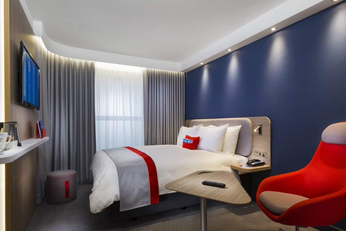 desk, laptop workspace, blackout curtains, free cots/infant beds