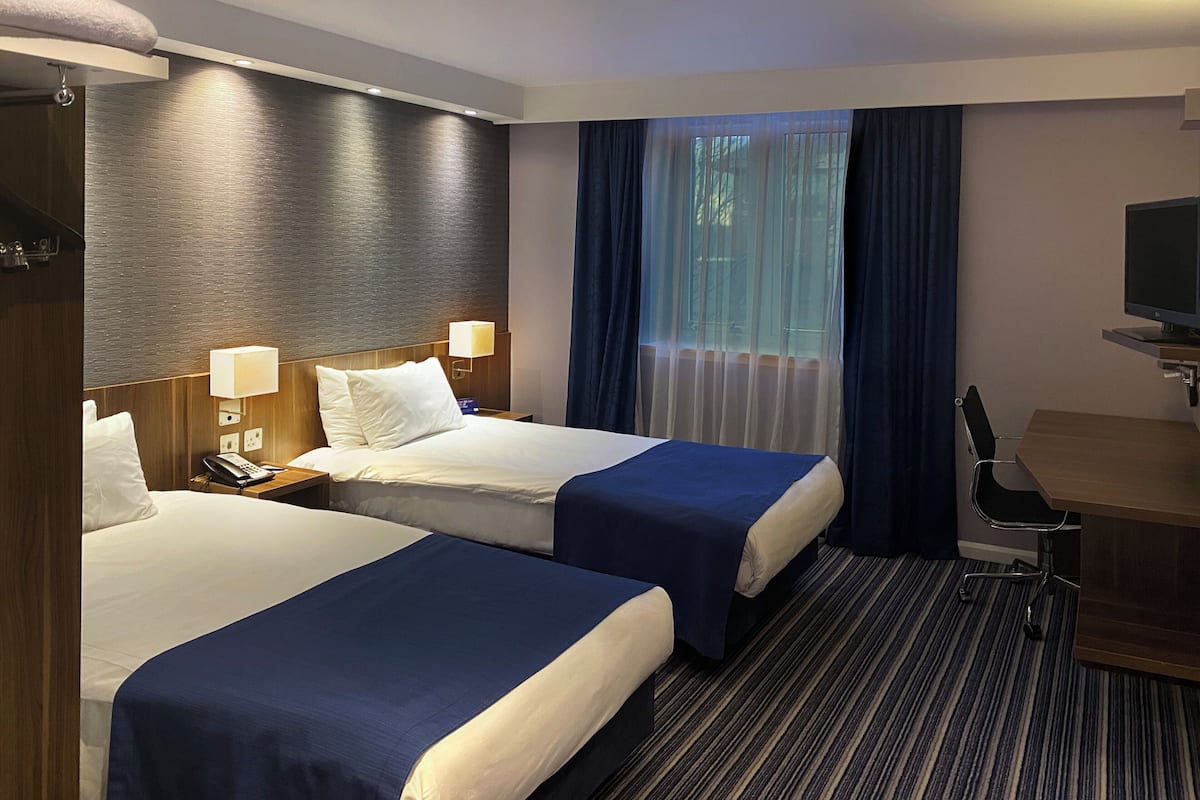 Escritorio, espacio para trabajar con laptop y cortinas blackout