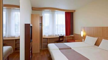 Pengeskab på værelset, skrivebord, lydisolering, strygejern/strygebræt