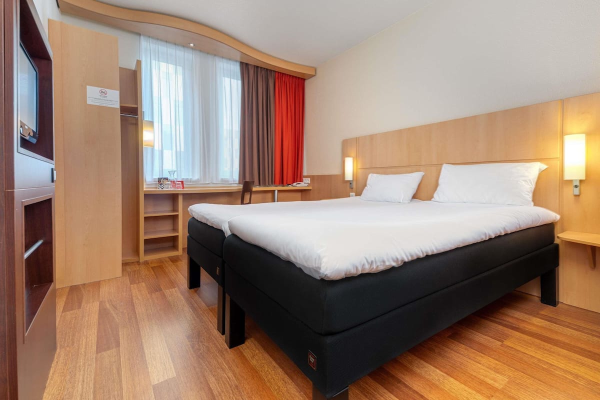 Twin kamer, 2 eenpersoonsbedden | Een kluis op de kamer, een bureau, geluiddichte muren