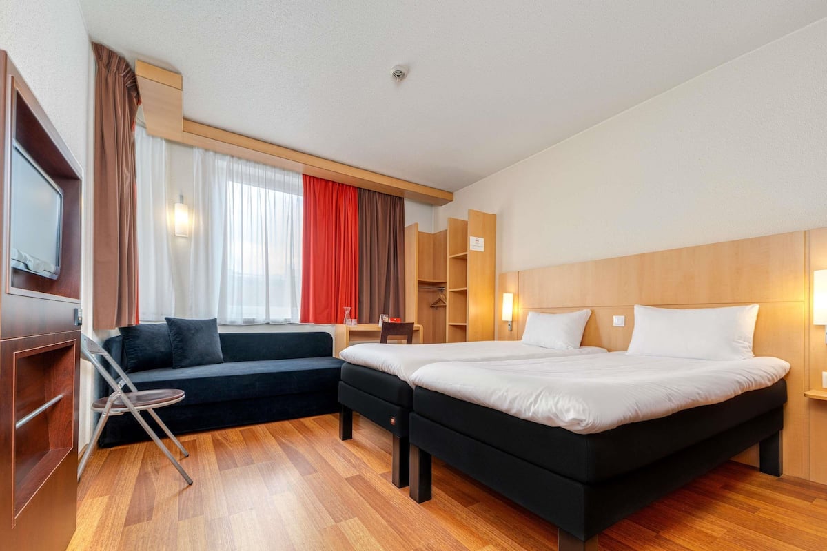 Chambre familiale, 2 lits jumeaux, accessible aux personnes à mobilité réduite | Coffre-fort, bureau, système d’insonorisation, fer et planche à repasser
