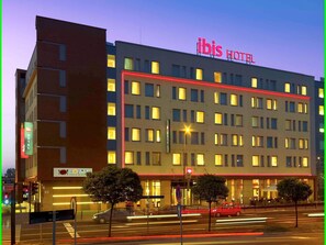 A hotel with a modern design, featuring a prominent "ibis Hotel" sign on the top. - ibis Krakow Stare Miasto (Kraków)