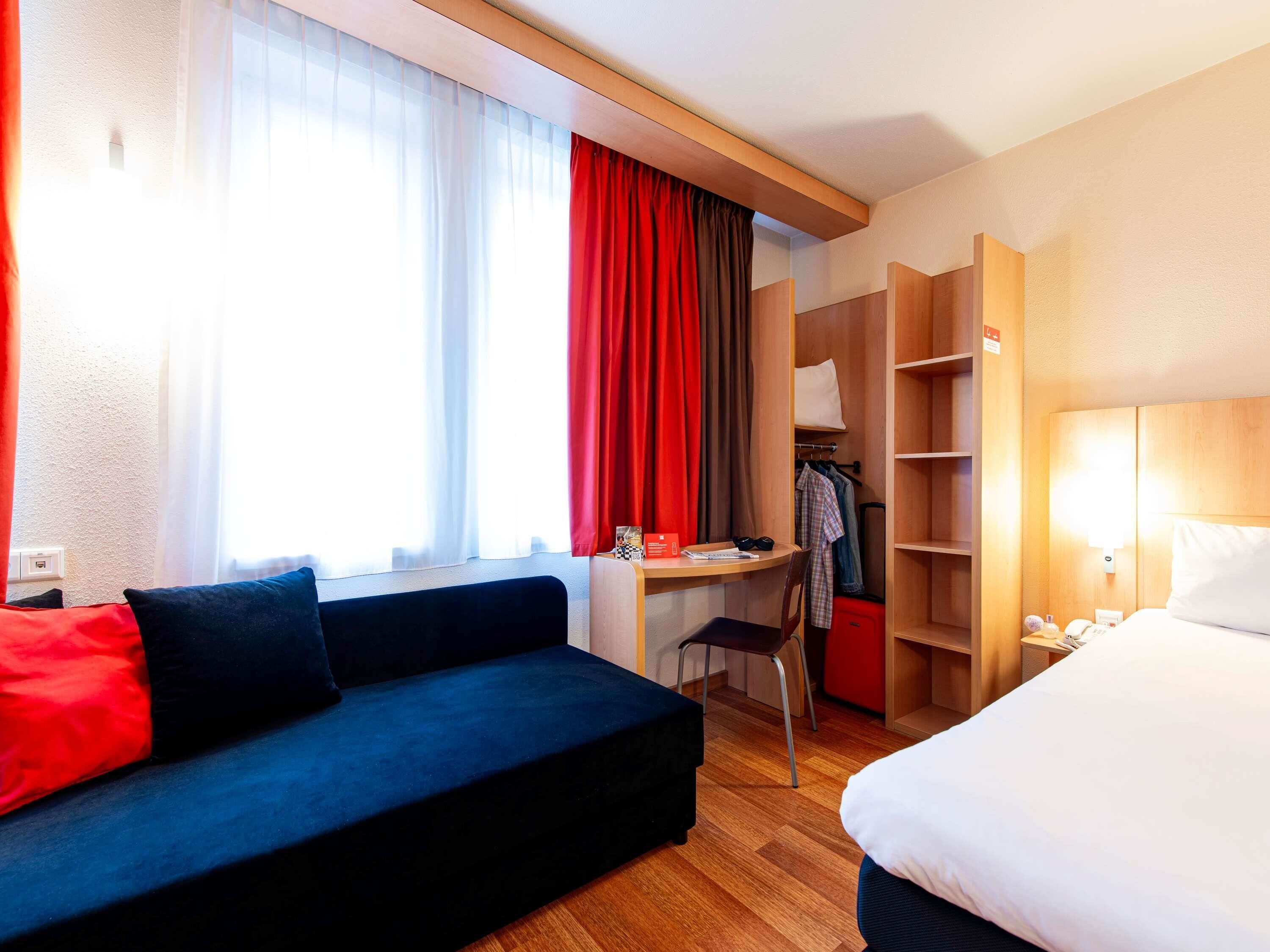 Habitación familiar, 2 camas individuales, con acceso para personas discapacitadas | Caja de seguridad en la habitación, escritorio y insonorización 