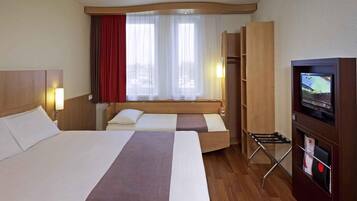 Habitación estándar, varias camas (Standard) | Caja de seguridad en la habitación, escritorio y insonorización