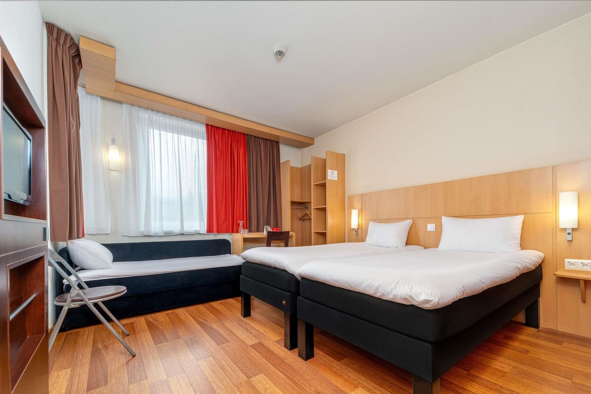 Een kluis op de kamer, een bureau, geluiddichte muren
