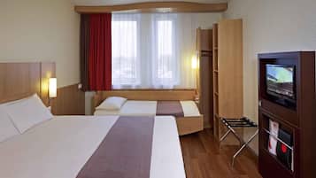 Standardzimmer, Mehrere Betten (Standard) | Zimmersafe, Schreibtisch, schallisolierte Zimmer, Bügeleisen/Bügelbrett