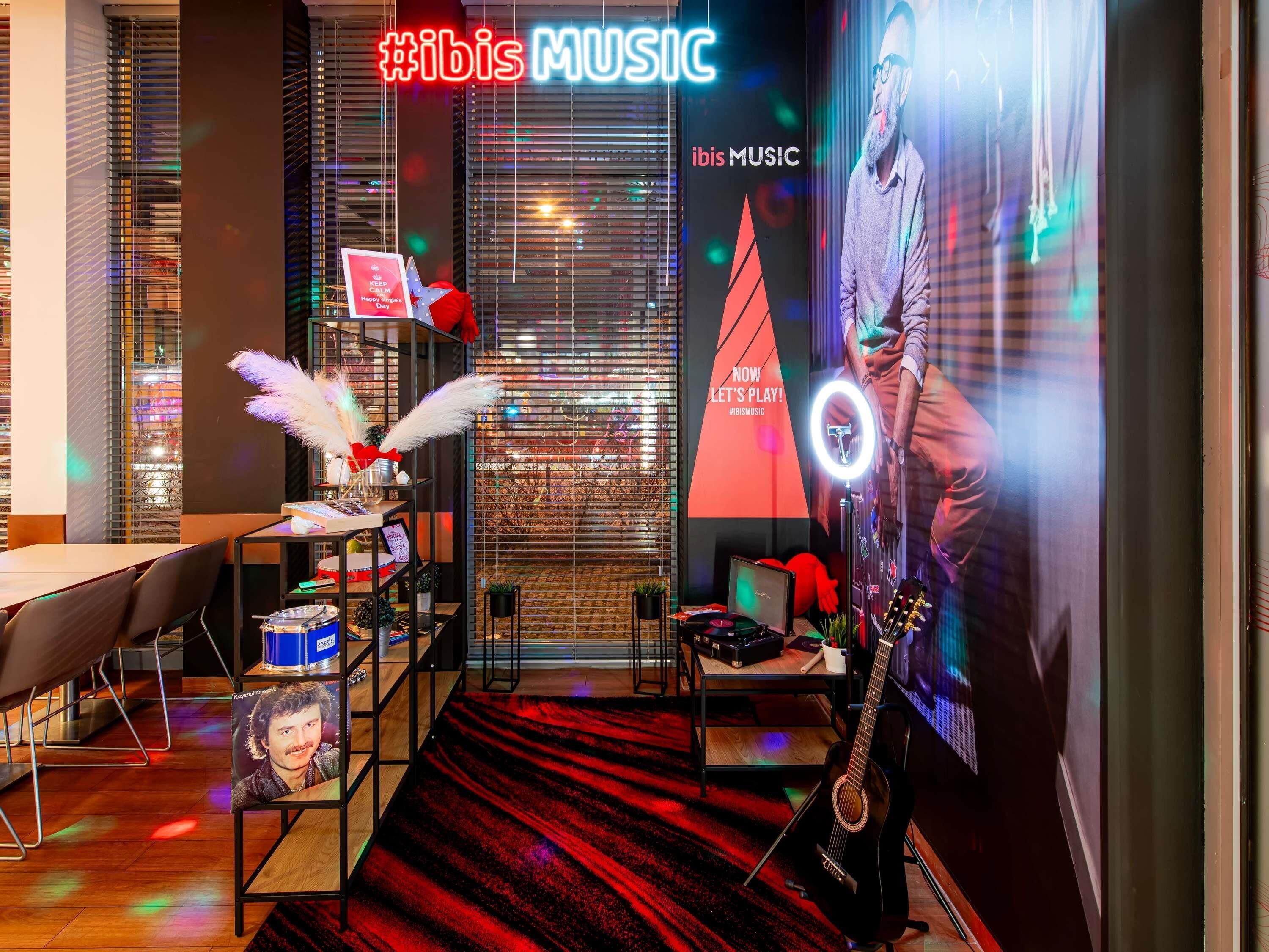 lunch and dinner served