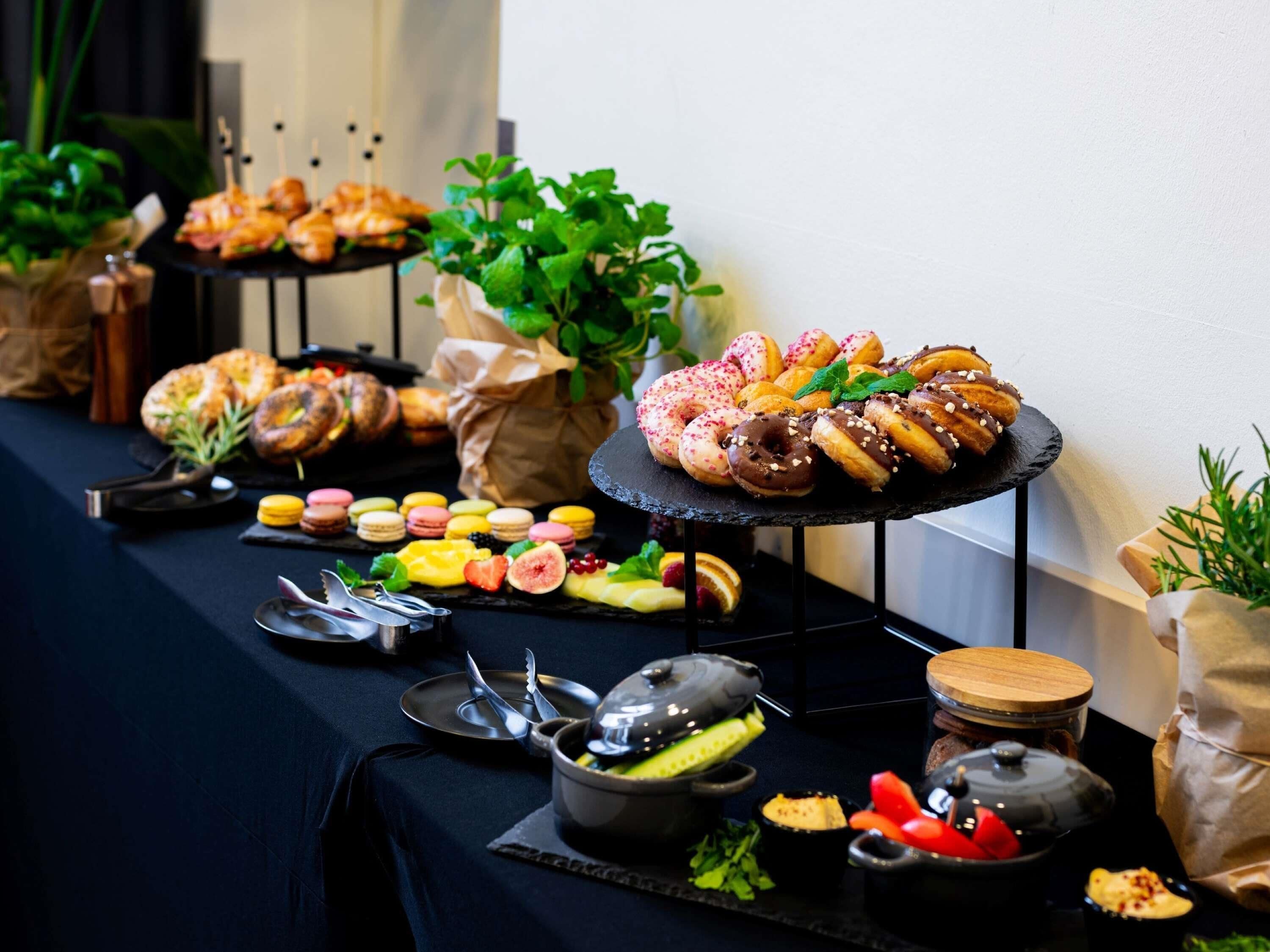 Un tavolo per buffet con diversi cibi e posate.