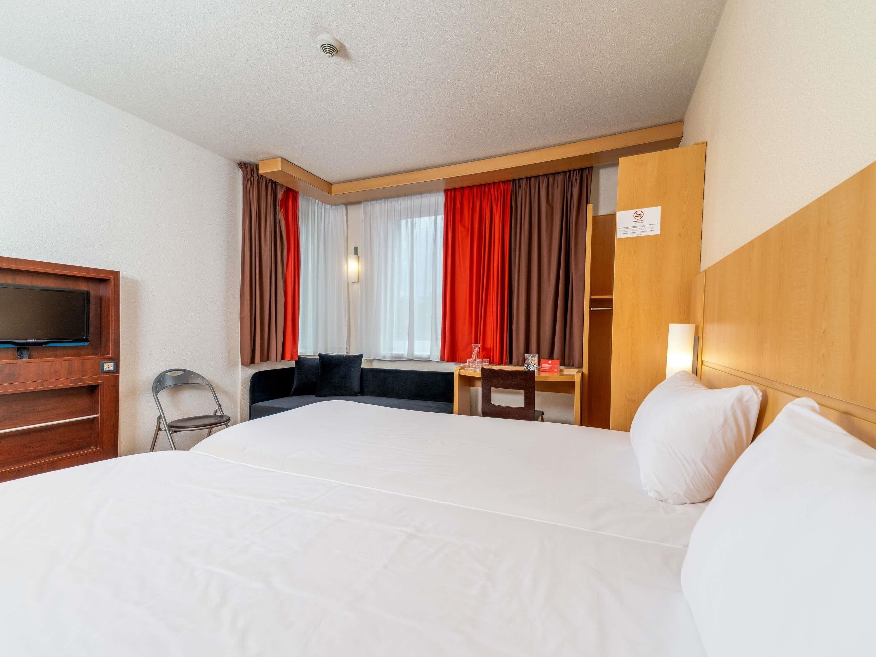 Chambre Familiale, 2 lits une place, accessible aux personnes à mobilité réduite | Coffres-forts dans les chambres, bureau, chambres insonorisées