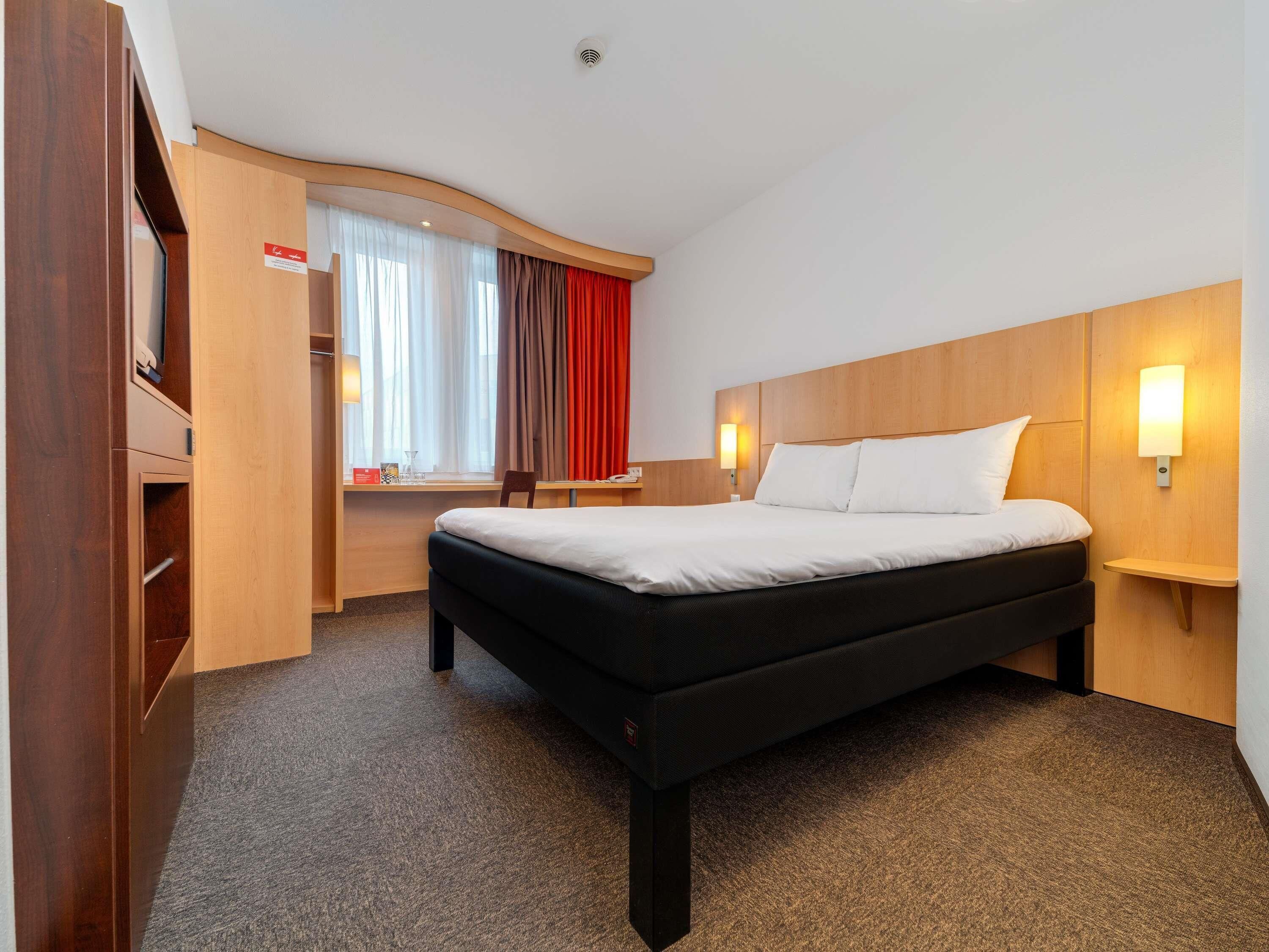 In-room safe, desk, soundproofing, iron/ironing board (on request)