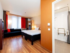 Familienzimmer, 2 Einzelbetten, barrierefrei | Zimmersafe, Schreibtisch, schallisolierte Zimmer, Bügeleisen/Bügelbrett