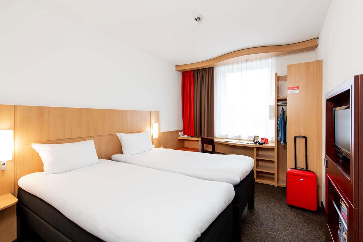 Kahden hengen huone (kaksi sänkyä), 2 yhden hengen sänkyä | Tallelokero huoneessa, työpöytä, äänieristys, silitysrauta/-lauta