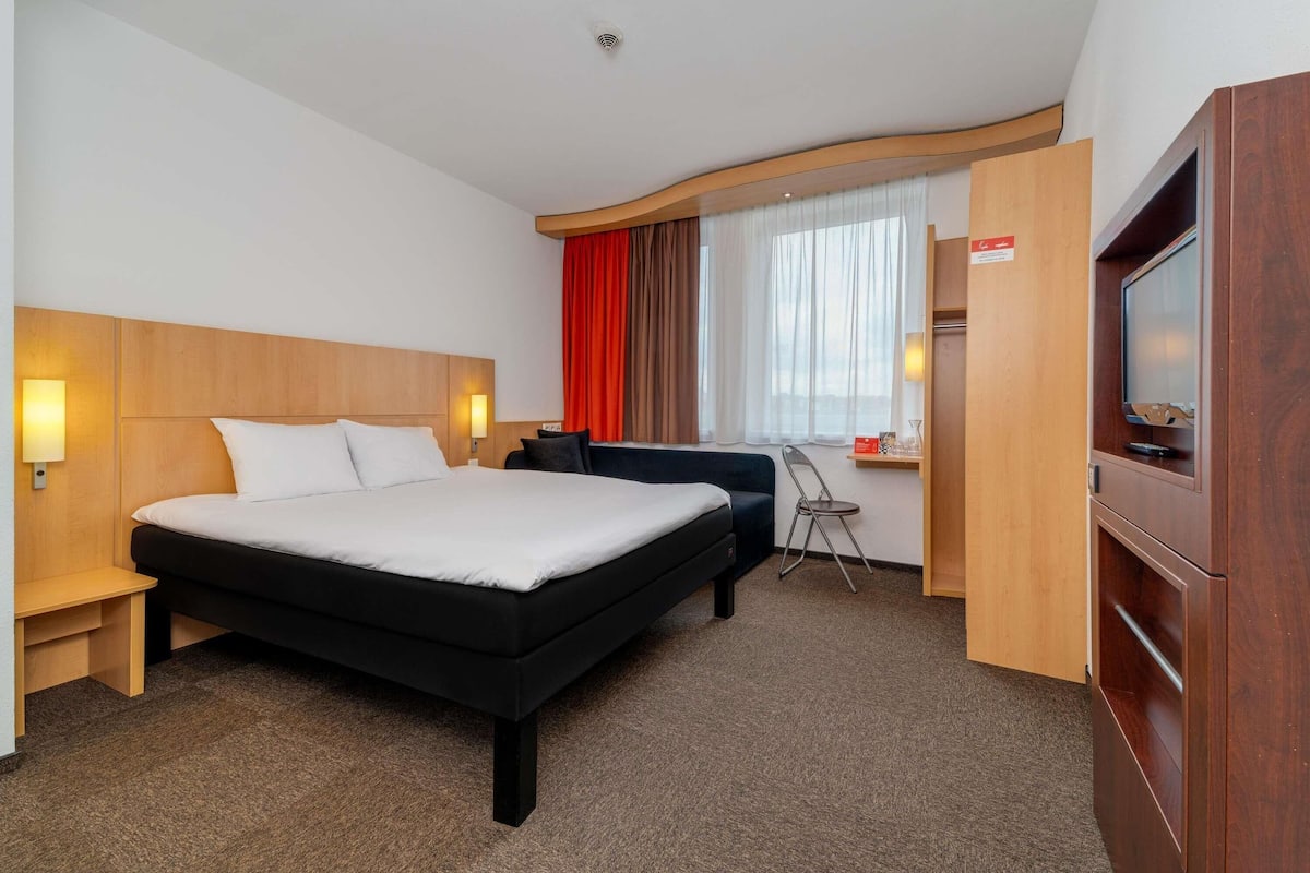 Chambre Standard, Plusieurs lits (Standard) | Coffre-fort, bureau, système d’insonorisation, fer et planche à repasser