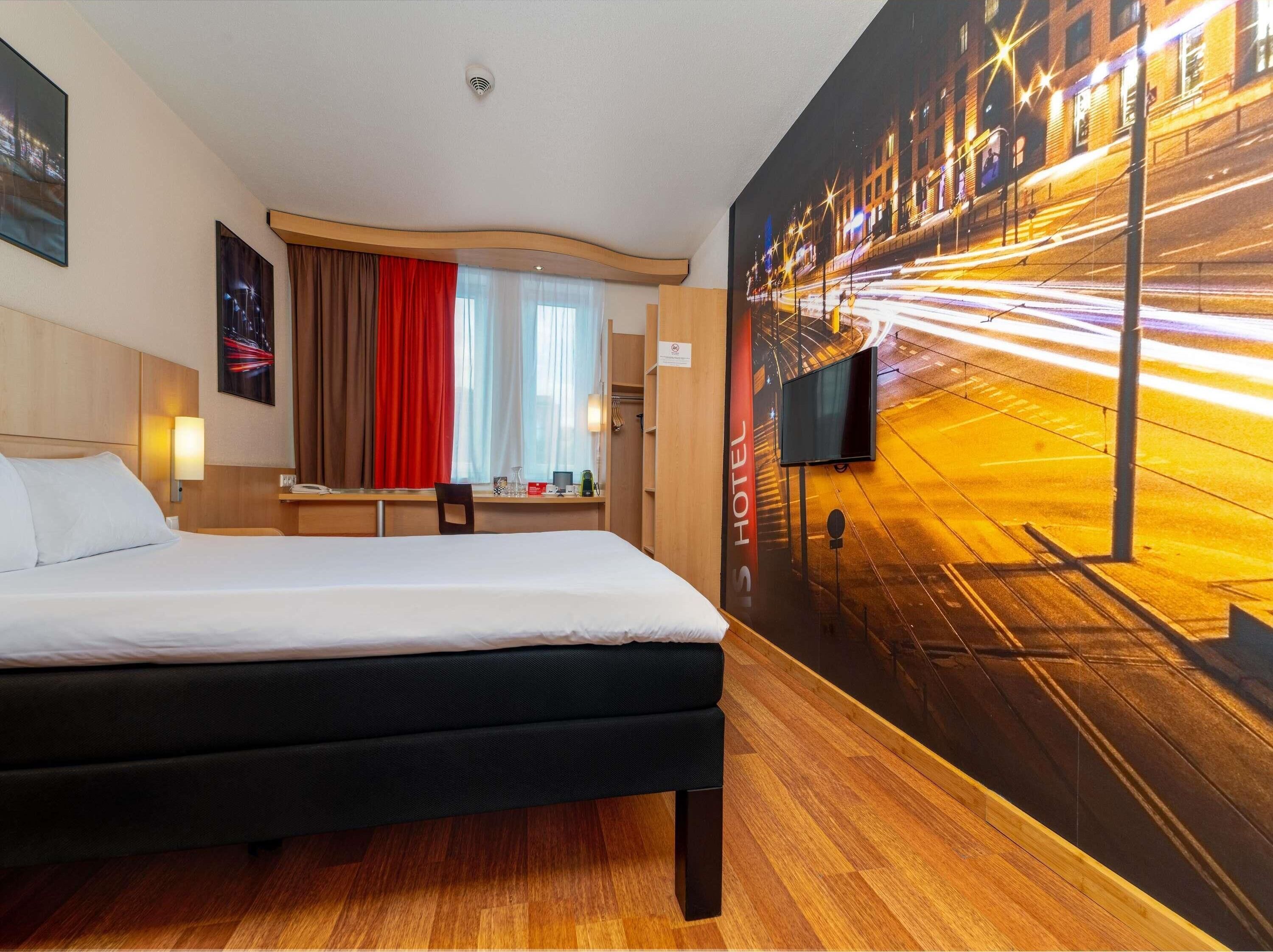 Premium Room, 1 King Bed | In-room safe, desk, soundproofing, iron/ironing board (on request)