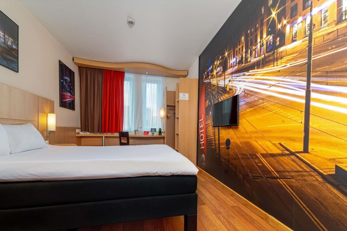 Premium kamer, 1 kingsize bed | Een kluis op de kamer, een bureau, geluiddichte muren