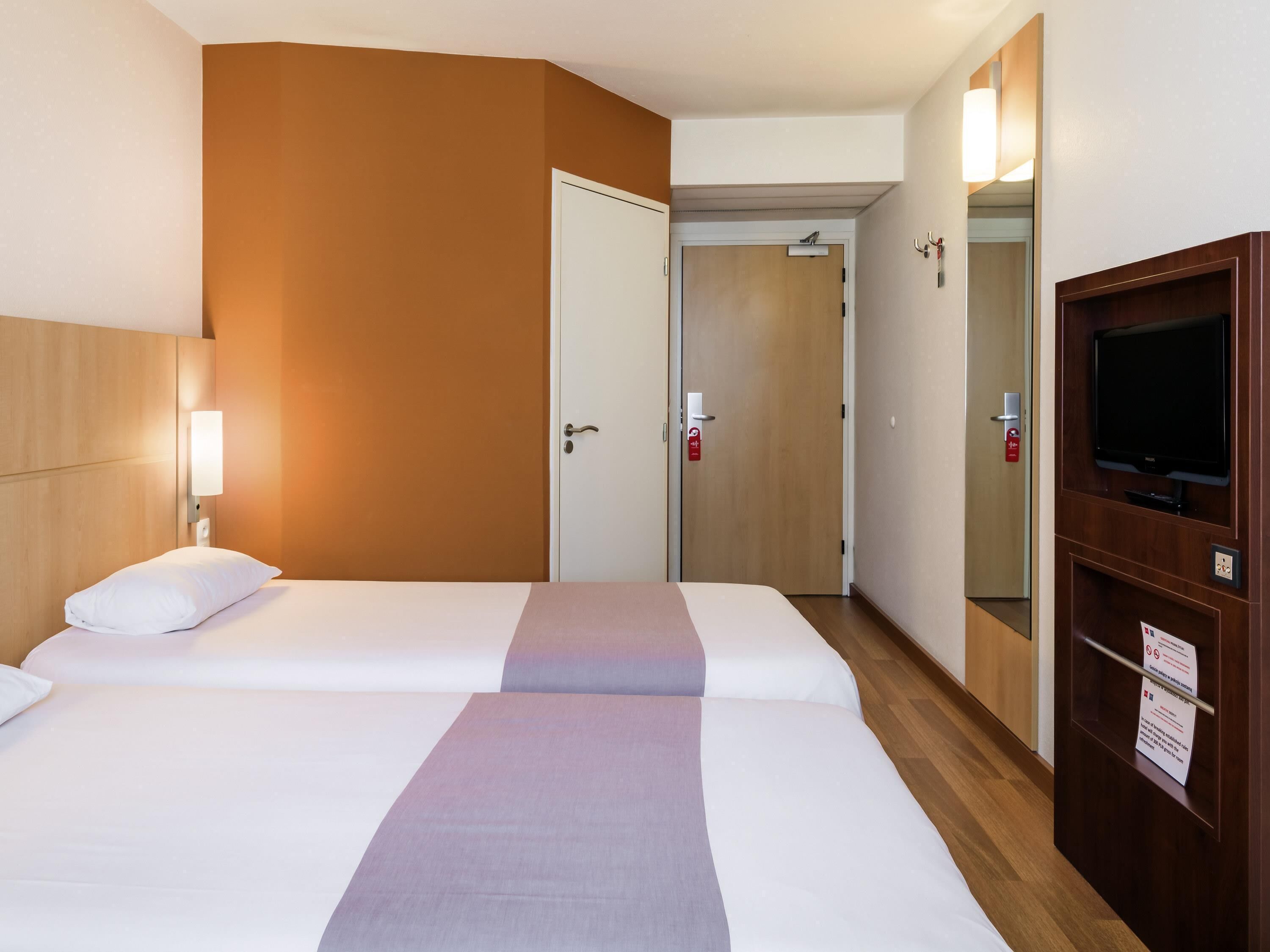 Chambre avec lits jumeaux, 2 lits jumeaux | Coffre-fort, bureau, système d’insonorisation, lit de bébé (gratuit)