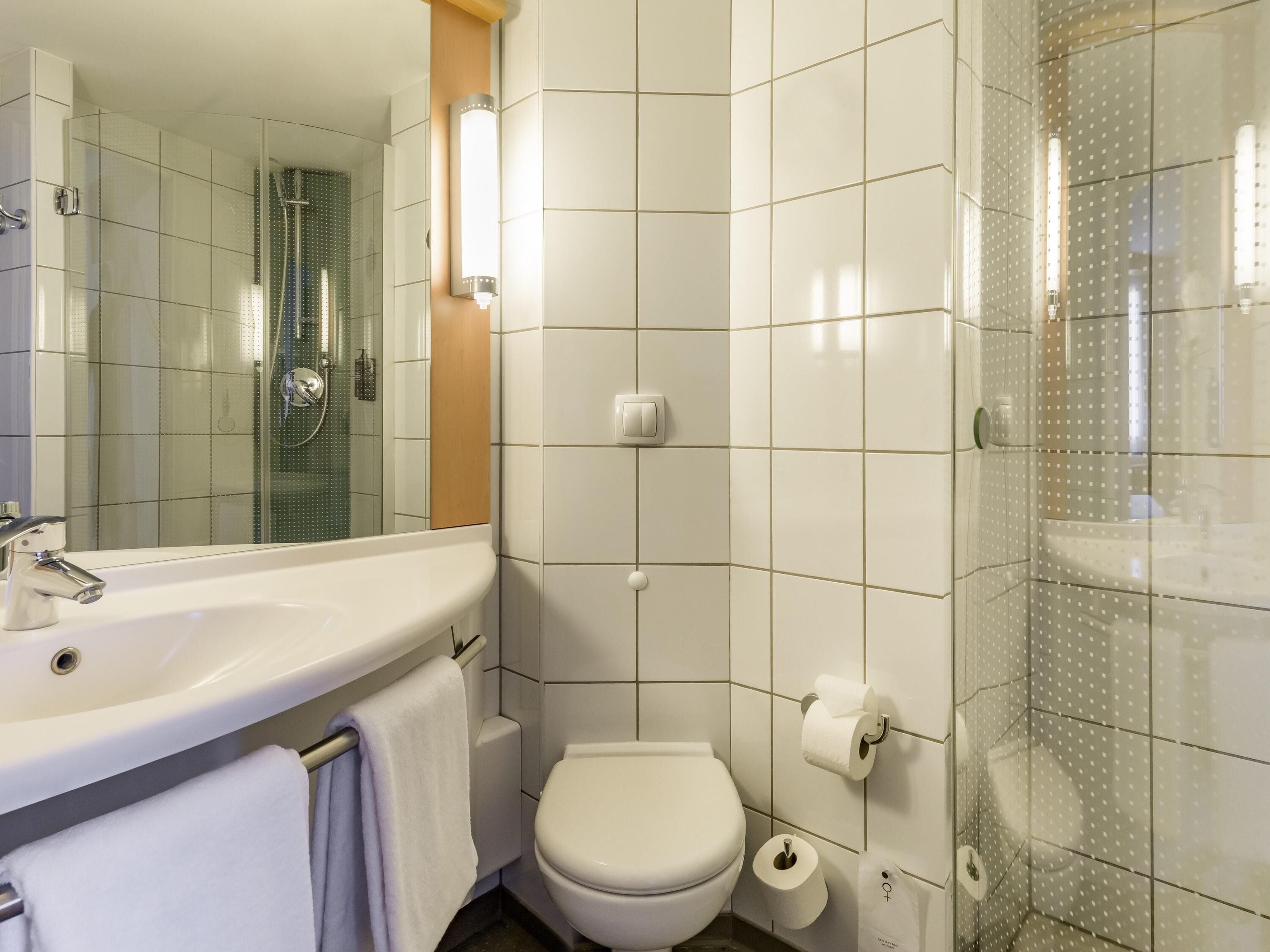 standard room, 1 double bed | in-room safe, desk, soundproofing, free cots/infant beds